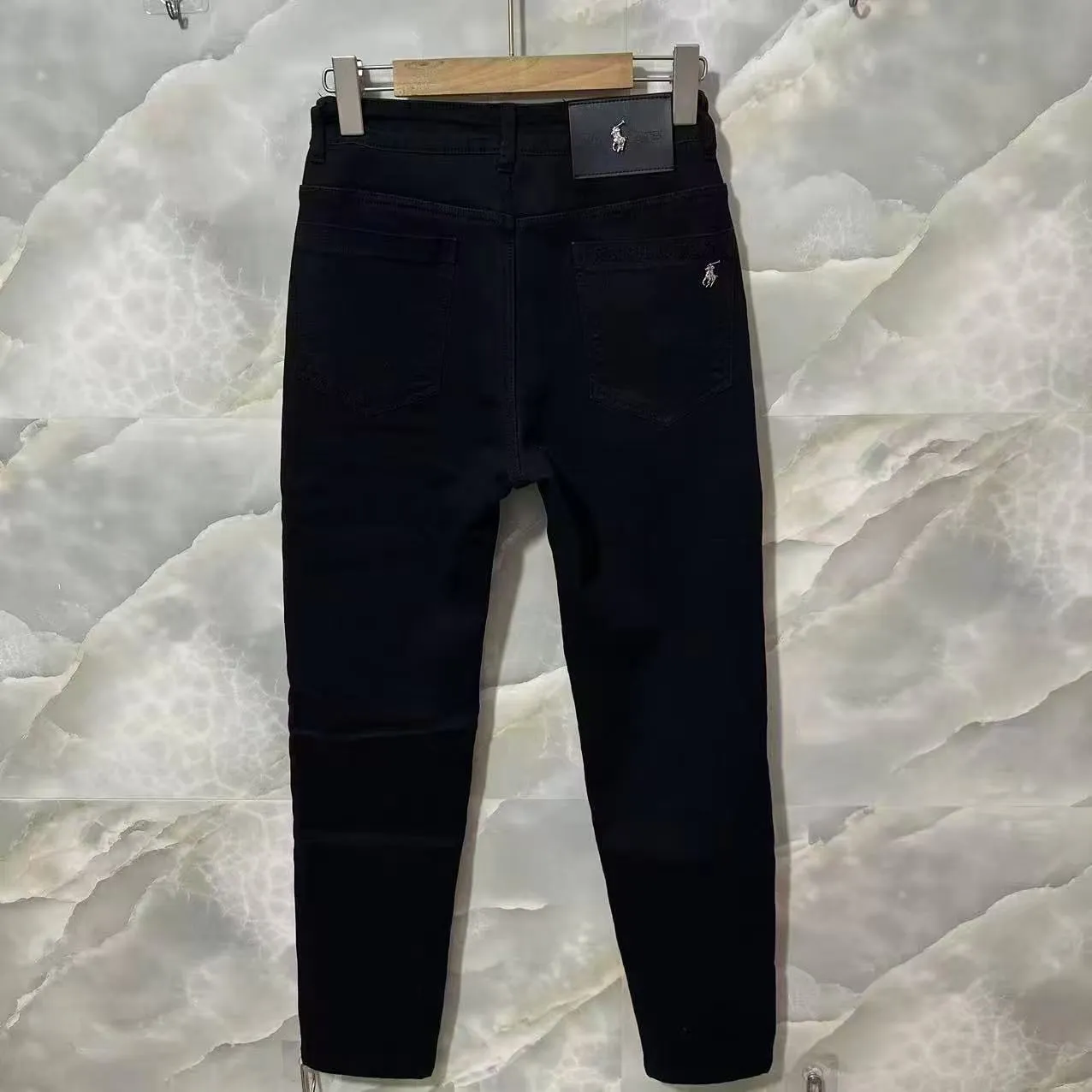 P176 Style No. Cc951 Ralph Lauren Pony Jeans Top-quality super-soft high-cotton washed denim fabric. Each piece of washed denim fabric costs three times more than conventional processes. The touch is extremely delicate and the texture is very good. The whole body is simple and elegant. The back pocket of the pants adopts high-end direct injection technology. The high-luxury pony metal leather label on the waist is extremely exquisite. Full marks for details. Color: Picture color Size#M-XXL Size M L XL XXL Pants length 97 98 99 100 Waist 74 78 82 86 Hips 98 102 106 110 Feet 34 35 36 37 Recommended size M 95-115kg L 115-130kg XL 130-155kg XXL 155-180kg